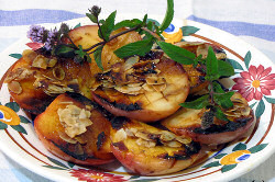 Recette Plancha de nectarines aux amandes, caramel dorgeat.